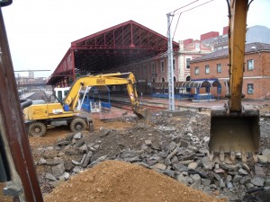 Demolición de andenes y retirada de escombros, para terraplenar con zahorra